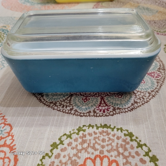 Vintage pyrex refrigerator dish - Picture 1 of 9